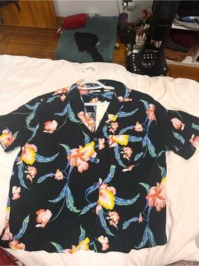Women’s Levi Black Floral Short-Sleeve Button-Down Cuban style top